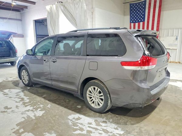 2014 TOYOTA SIENNA
