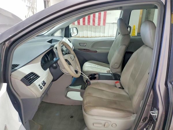 2014 TOYOTA SIENNA