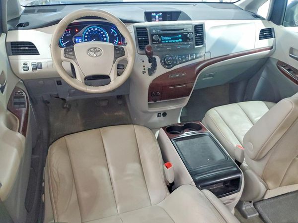 2014 TOYOTA SIENNA