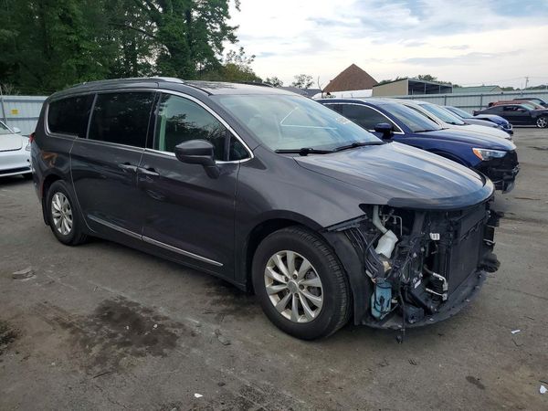 2018 CHRYSLER PACIFICA — Passenger 3/4