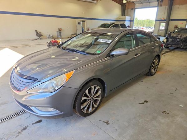 2013 HYUNDAI SONATA — Front 3/4