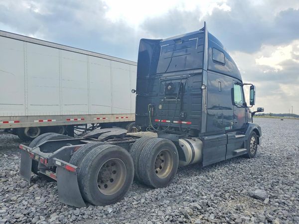 2013 VOLVO VN