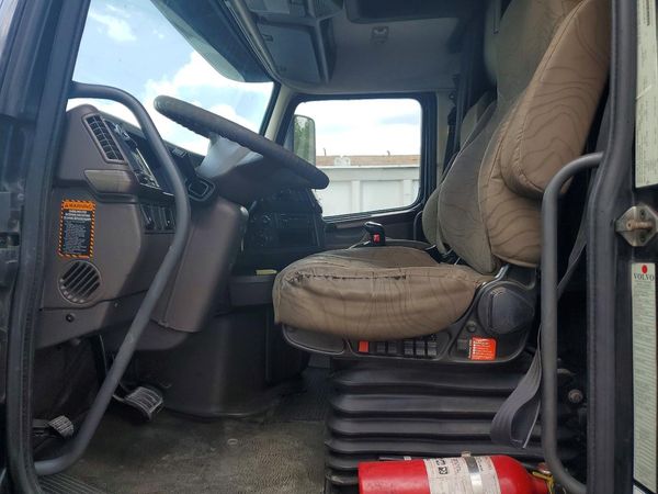 2013 VOLVO VN