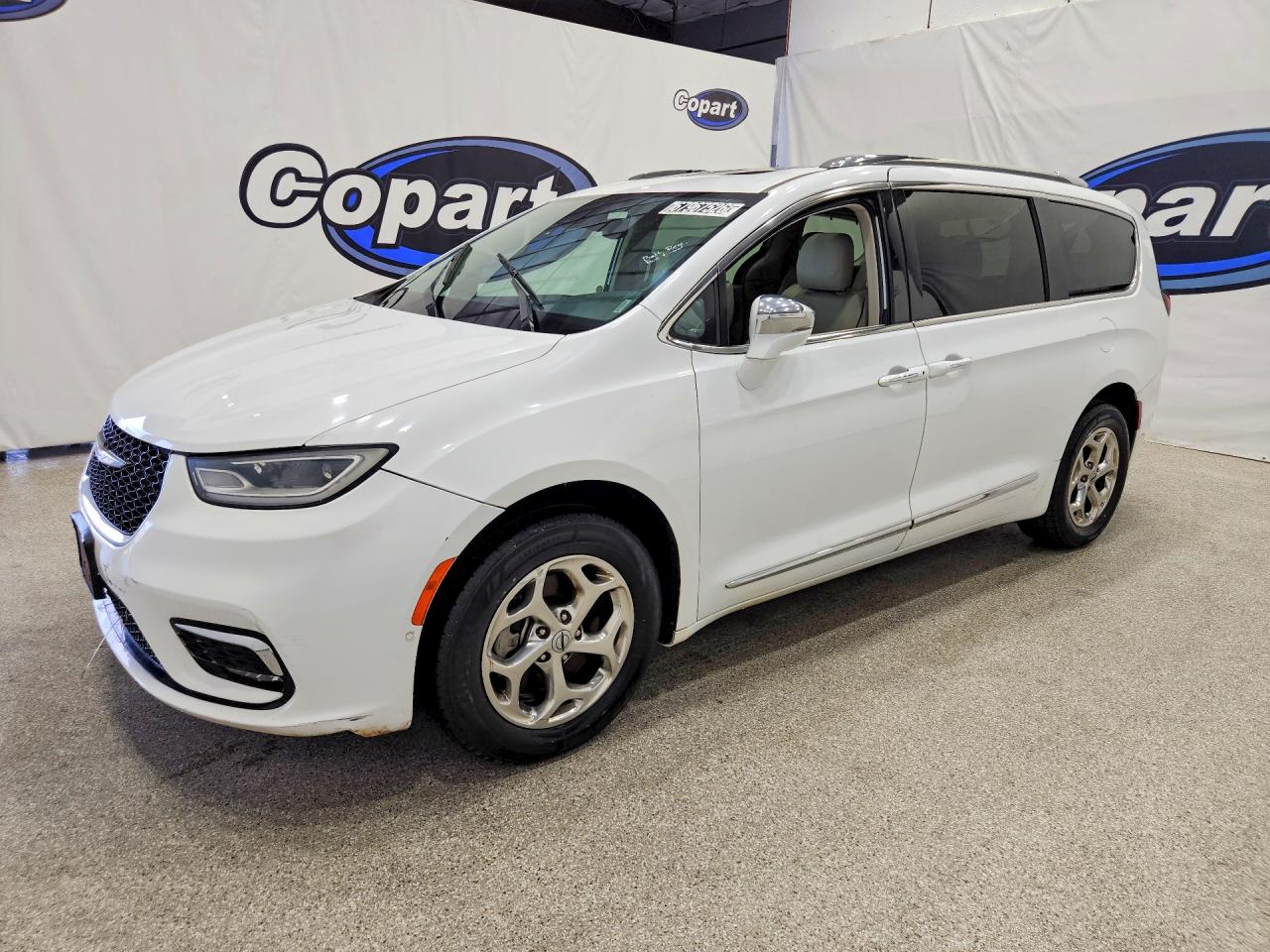 2021 CHRYSLER PACIFICA Limited — Front 3/4
