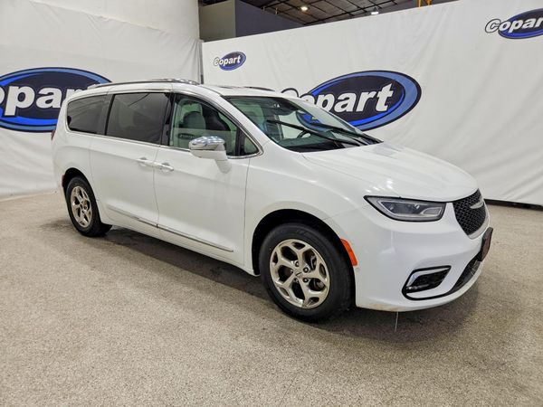 2021 CHRYSLER PACIFICA Limited — Passenger 3/4