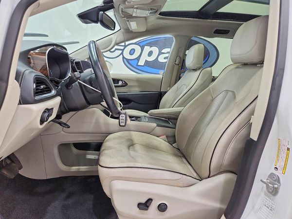 2021 CHRYSLER PACIFICA Limited — DENT