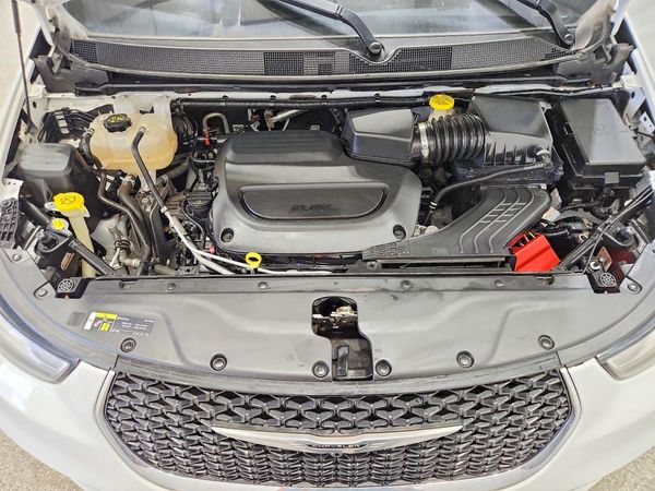2021 CHRYSLER PACIFICA Limited — Engine bay