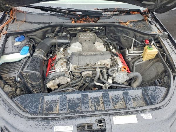 2013 AUDI Q7 Premium — Engine bay