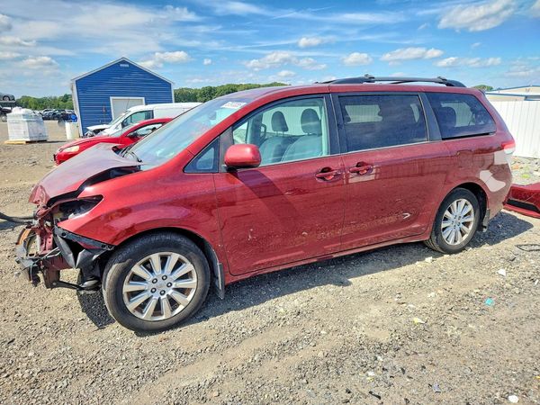 2013 TOYOTA SIENNA — DSFA — Front 3/4