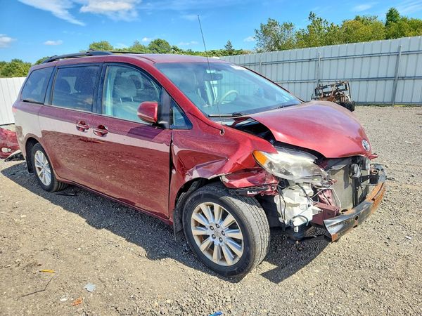 2013 TOYOTA SIENNA — Passenger 3/4