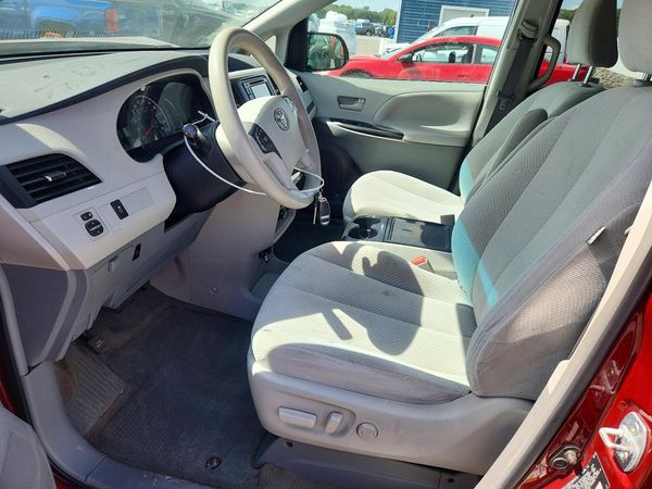 2013 TOYOTA SIENNA — DENT