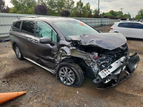 2022 TOYOTA SIENNA LE — Passenger 3/4