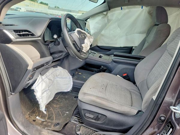 2022 TOYOTA SIENNA LE — DENT