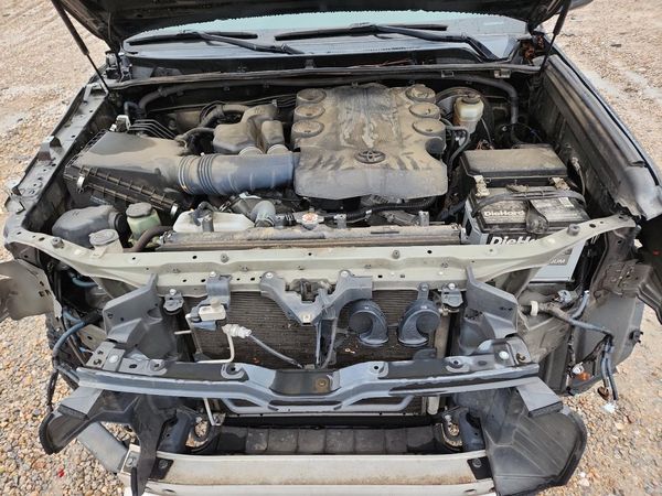 2017 TOYOTA 4RUNNER Ltd/SR5/SR5 Premium — Engine bay