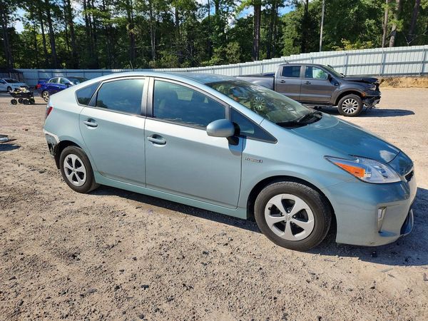 2014 TOYOTA PRIUS — Passenger 3/4