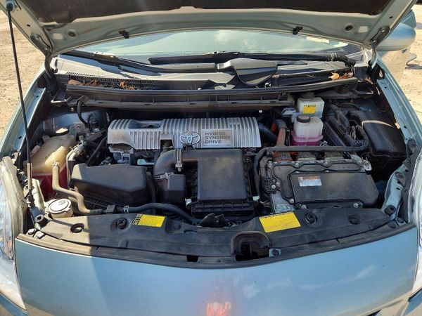 2014 TOYOTA PRIUS — Engine bay
