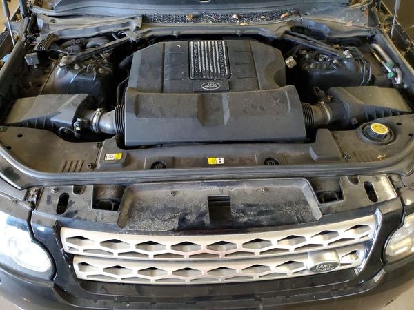 2017 LAND ROVER RANGEROVER HSE — Engine bay