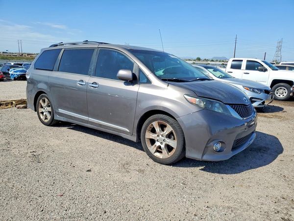 2013 TOYOTA SIENNA