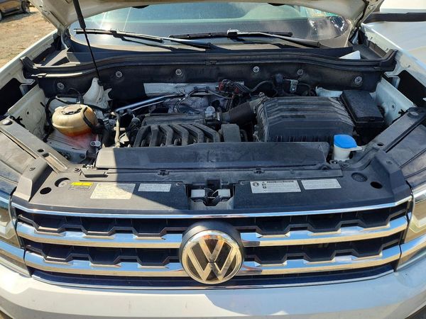 2019 VOLKSWAGEN ATLAS 4Motion SE — Engine bay