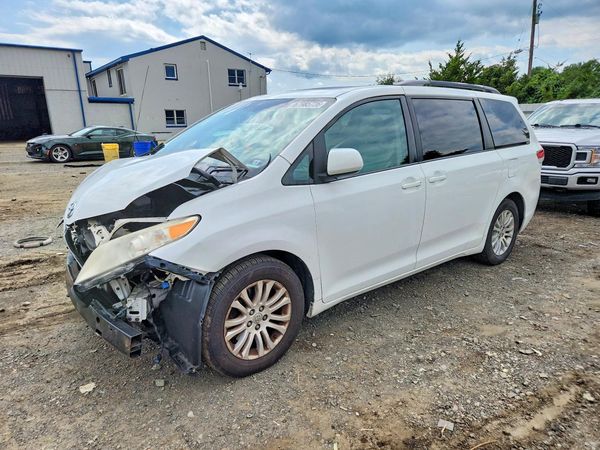 2013 TOYOTA SIENNA — Front 3/4
