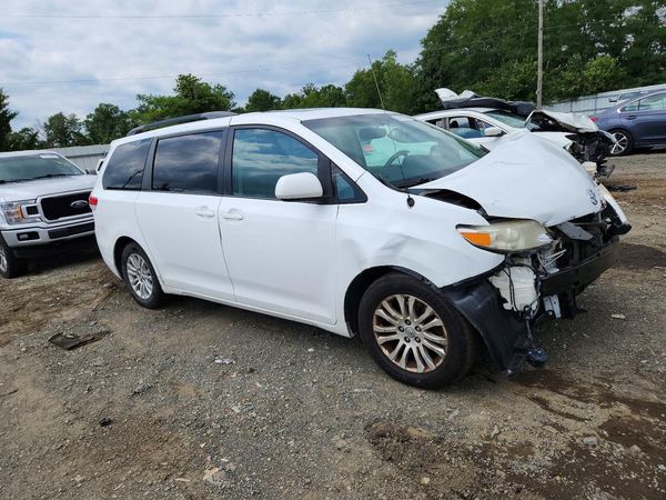 2013 TOYOTA SIENNA — Passenger 3/4
