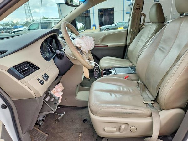 2013 TOYOTA SIENNA — DENT