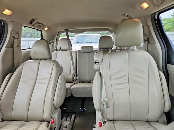 2013 TOYOTA SIENNA — SUVN