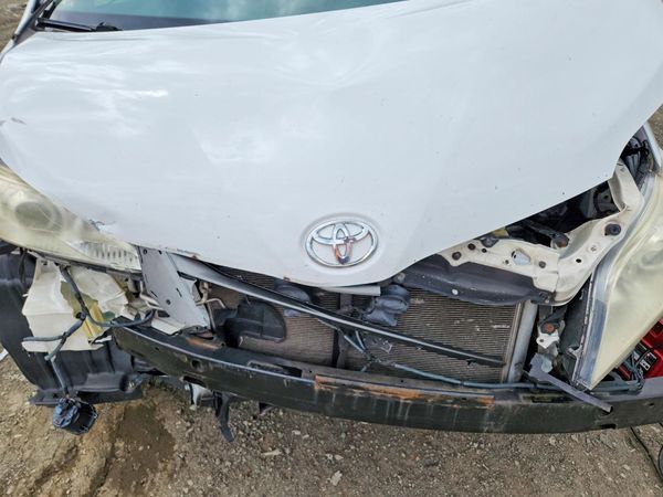2013 TOYOTA SIENNA — Engine bay