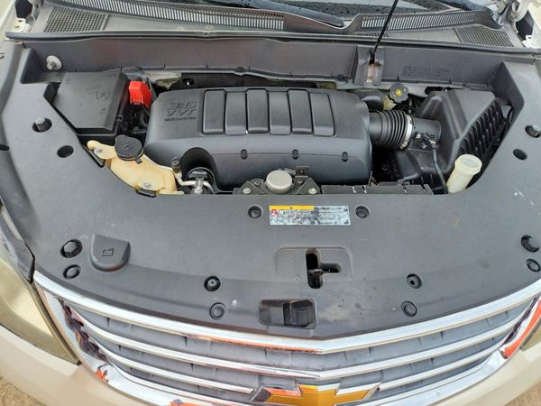 2014 CHEVROLET TRAVERSE LTZ — Engine bay