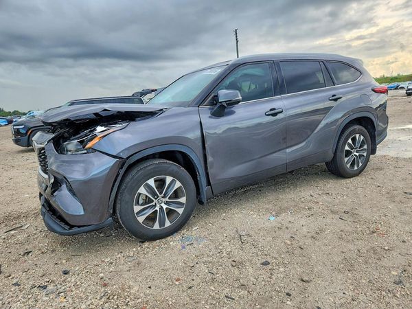 2021 TOYOTA HIGHLANDER XLE Nav — Front 3/4