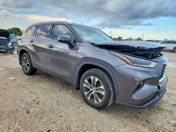 2021 TOYOTA HIGHLANDER XLE Nav — Passenger 3/4