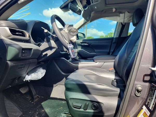2021 TOYOTA HIGHLANDER XLE Nav — DENT