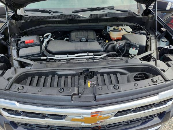 2022 CHEVROLET SILVERADO LT — Engine bay