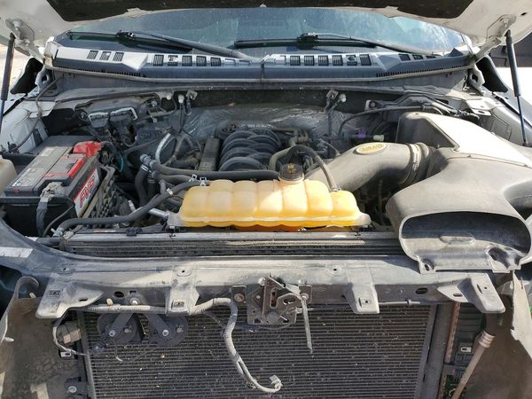 2017 FORD F150 SuperCrew — Engine bay