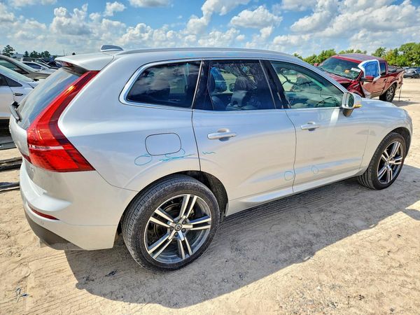 2020 VOLVO XC60 Momentum