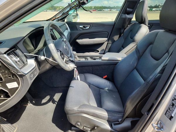 2020 VOLVO XC60 Momentum