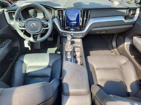 2020 VOLVO XC60 Momentum