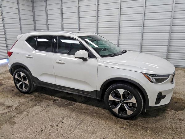 2025 VOLVO XC40 Plus Bright — Passenger 3/4