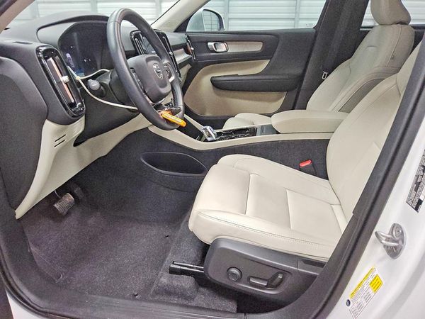 2025 VOLVO XC40 Plus Bright — DENT