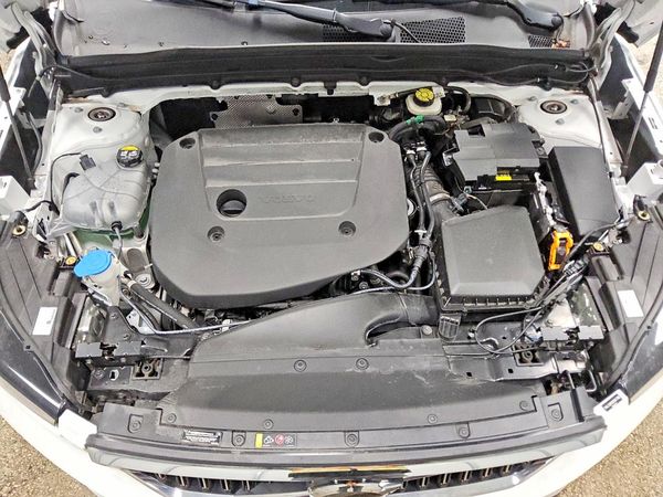 2025 VOLVO XC40 Plus Bright — Engine bay