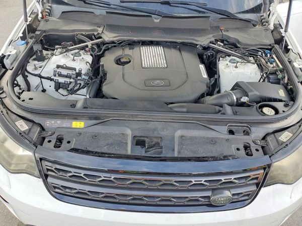 2018 LAND ROVER DISCOVERY SE — Engine bay
