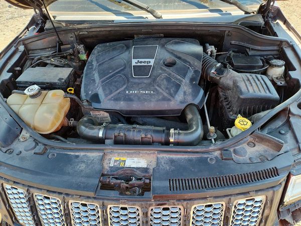 2015 JEEP CHEROKEE Summit — Engine bay