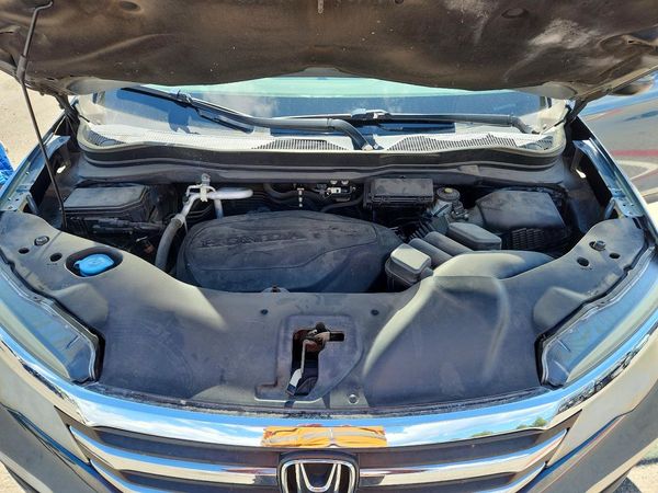 2017 HONDA PILOT EX — Engine bay