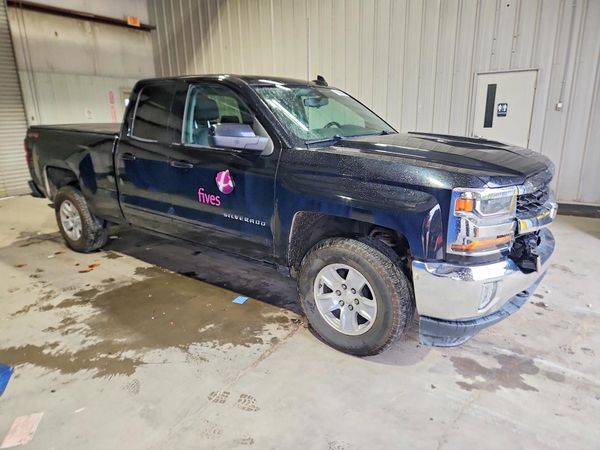2017 CHEVROLET SILVERADO LT — Passenger 3/4