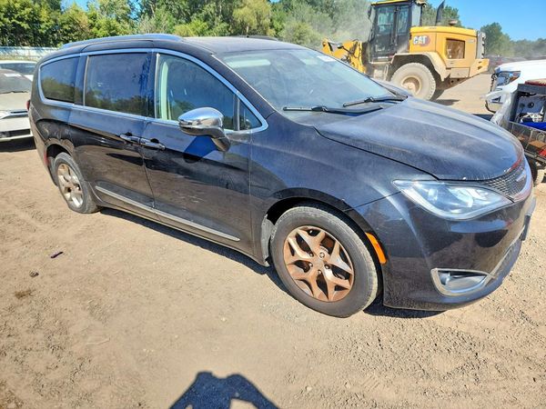2018 CHRYSLER PACIFICA Limited — Passenger 3/4