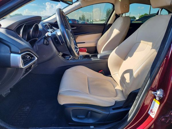 2017 JAGUAR XE — DENT