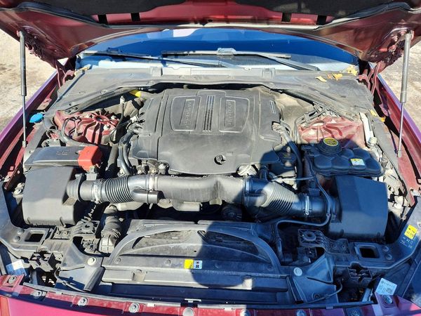 2017 JAGUAR XE — Engine bay