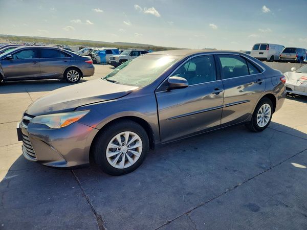 2015 TOYOTA CAMRY — Front 3/4