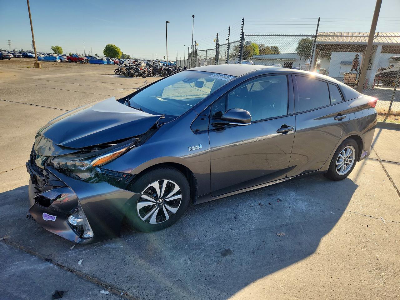 2018 TOYOTA PRIUS Plus/Premium/Advanced — Front 3/4