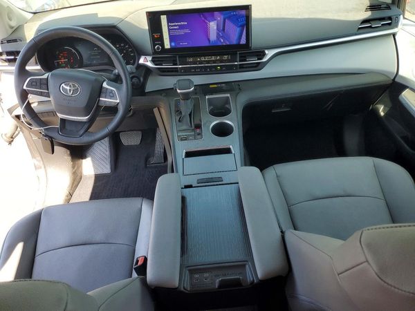 2025 TOYOTA SIENNA